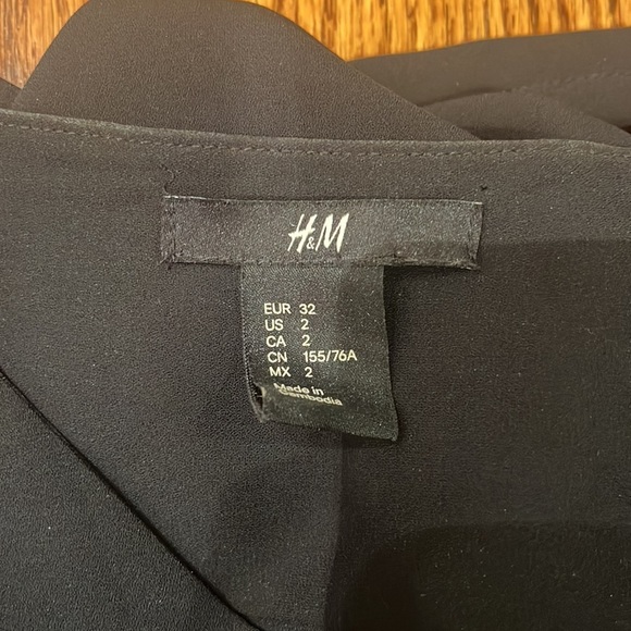 H&M Woman’s Black Top Size US 2 - Picture 4 of 5